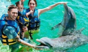 Allegra y sus papis nadando con delfines, México