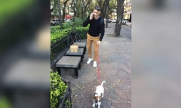 Nacho paseando a su amigo Moño, en Palermo.