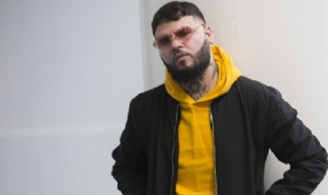 ¡A Farruko se le voló el peluquín en medio de un recital!