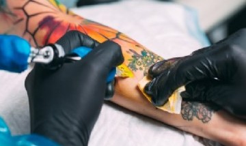 La municipalidad de Rosario brinda una capacitación en aspectos sanitarios para tatuadores