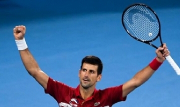 Filmaron a Djokovic jugando al tenis con unos niños en la calles de Serbia