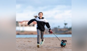 Diwua y su compañera corriendo por Murcia, España.