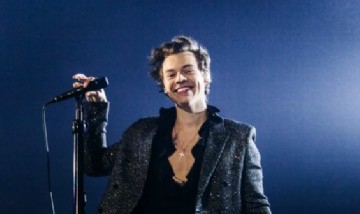 ¡Qué peligro! Le tiraron un caramelo en el ojo a Harry Styles en pleno show