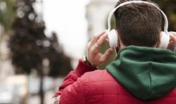 Más de mil millones de jóvenes pueden estar en riesgo de sordera por escuchar música con auriculares