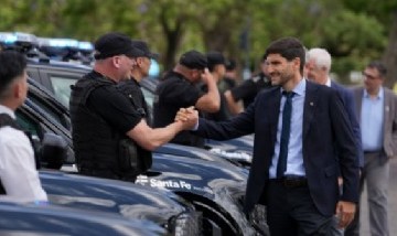 Pullaro entregó 72 camionetas nuevas a la Policía y aseguró que "el método trajo una drástica caída del delito"