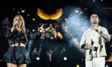 Ke Personajes explotó Ferro y sorprendió con Karina La Princesita cantando "Paisaje" junto a Emanuel Noir