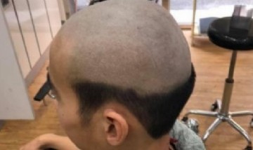 Coronavirus: Una madre le hizo un corte de pelo vergonzoso a su hijo para evitar que salga a la calle y se contagie