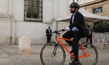 Video: Gabriel Boric sorprendió al llegar en bicicleta al Palacio Presidencial en Chile