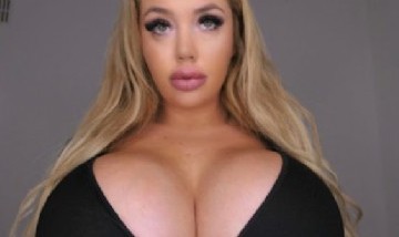 El drama de Amber May, la jóven británica que se aumentó el busto hasta el punto de no poder agacharse