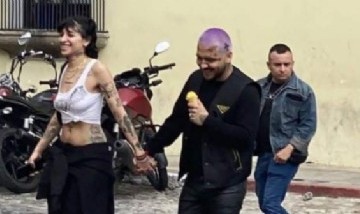 Cazzu y Christian Nodal fueron captados de la mano paseando por Guatemala