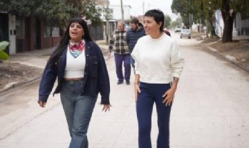 Mayra Mendoza y Eva Mieri recorrieron 21 cuadras pavimentadas en Quilmes y entregaron árboles nativos