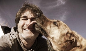 Su perro le lamió la cara, contrajo una extraña enfermedad y murió