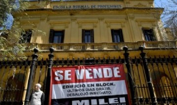 Colgaron un "cartel de venta" frente al Mariano Acosta contra las políticas educativas de Milei