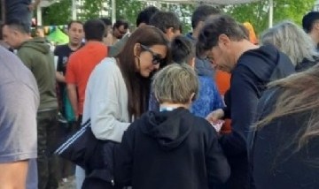 Axel Kicillof fue a una plaza de La Plata con su esposa y su hijo a cambiar figuritas del Mundial
