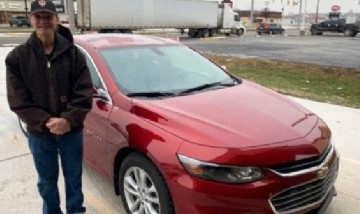 Viral: es repartidor de pizza hace 31 años y de propina le regalaron un auto 0km