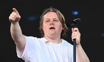 El emocionante apoyo del público a Lewis Capaldi en su dura lucha contra el Síndrome de Tourette