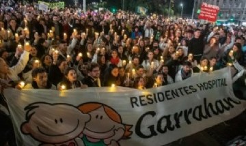 Los residentes del Garrahan marcharon con velas al Obelisco, a la espera de un aumento formal
