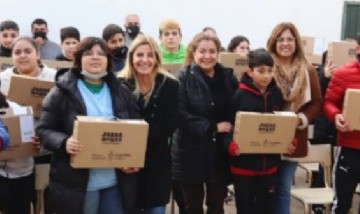 Marisa Fassi hizo entrega de notebooks en la escuela N°13 de Alejandro Petión de Cañuelas