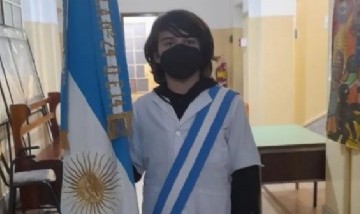 Emocionante: Tiene autismo, fue elegido para llevar la bandera y la ceremonia fue en lenguaje de señas