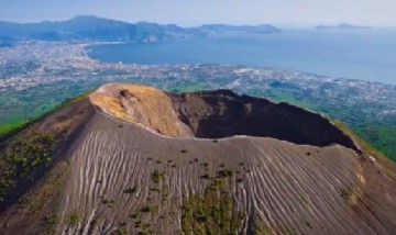 Un turista cayó dentro de un cráter del volcán Monte Vesubio por sacarse una selfie