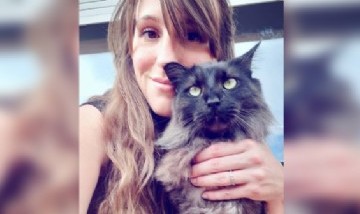 Chloe y su compañero gatuno desde París, Francia.