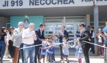 Kicillof inauguró obras y entregó una ambulancia en Necochea con fuertes críticas a Milei