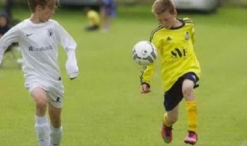 Inglaterra prohibirá golpear la pelota con la cabeza a los futbolistas menores de 12 años