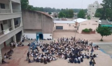 Prohibieron a una joven ir con pantalones cortos a la escuela y sus compañeros hicieron un "Bermudazo"