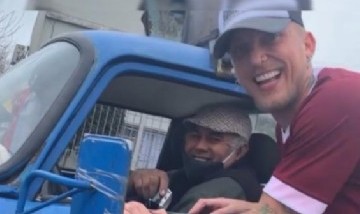 ¡Deje de llorar, señora!: El Polaco cantó con un vendedor de huevos en Lanús