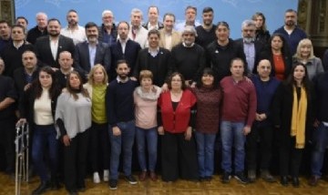 Kicillof se reunió con gremios estatales bonaerenses en el Salón Dorado