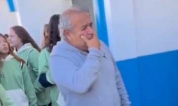 Egresados sorprendieron al kiosquero de su escuela con una carta y lo hicieron llorar de emoción