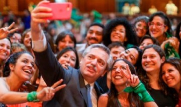 Alberto Fernández participó vía online de una entrevista con centennials argentinos