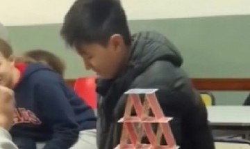 Mar del Plata: un alumno hizo un castillo de naipes en el colegio y se volvió viral