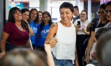 Mayra Mendoza y Eva Mieri presentaron kits escolares para alumnos de primaria