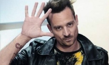 El cantante fue visto con su nueva pareja.