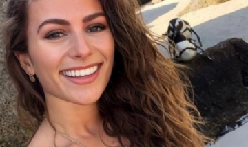 Tuvo que pedir disculpas por sacarse una selfie con dos pingüinos teniendo sexo