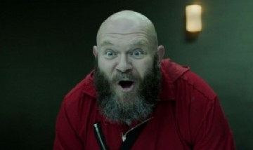 Helsinki de La Casa de Papel de sorpresa en un vuelo comercial: mirá la reacción de los pasajeros