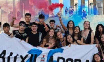 Rosario: cientos de estudiantes coparon el Monumento a la Bandera para vivir el tradicional "Azo" de fin de año