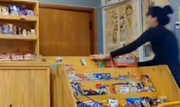 Una empleada destrozó el buffet de la Universidad de Mar del Plata y grabó toda la secuencia