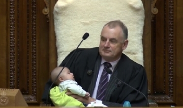 Nueva Zelanda: Alimentó a un bebé en pleno debate
