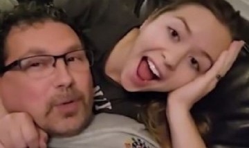 Ella tiene 26 años y él 54, se conocieron en Youtube, se vieron dos veces y se casaron
