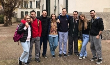 Clara y sus compañeros de la Facultad de Kinesiología. Rosario, Santa Fe.