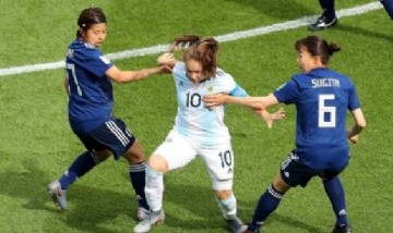 La argentina Banini quedó entre las 11 mejores futbolistas del mundo en los premios The Best