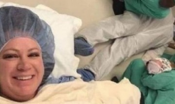 Un padre se desmayó en el parto de su mujer y ella se sacó una selfie con él