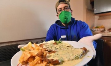 Una casa de comidas ofrece milanesas gigantes gratis para quienes hayan donado plasma