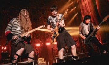 En el Movistar Arena, Dillom hizo un cover de los Ramones cargado de historia