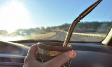En dos provincias argentinas prohibieron tomar mate mientras se conduce por la ruta