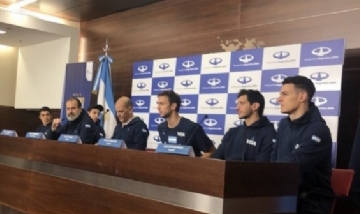 La selección de básquet llegó al país y brindó una conferencia