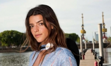 Calu Rivero riega las plantas con su copa menstrual