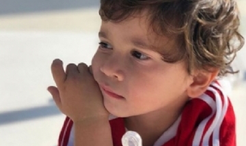 Mateo Messi cantando "Thunder" de imagine dragons